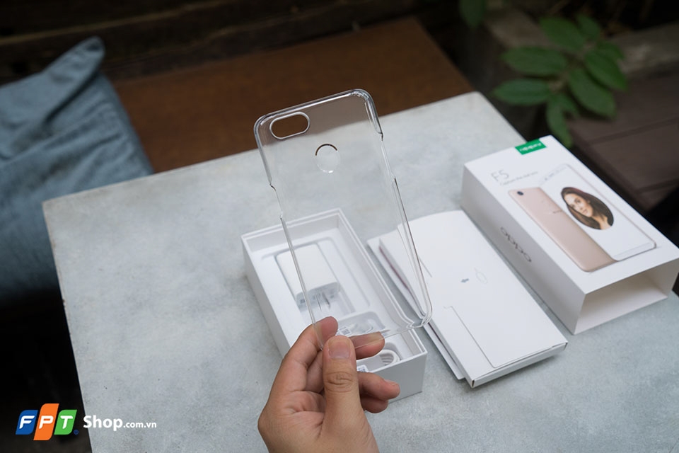 Mở hộp OPPO F5 Red bản 4GB RAM (Ành 8)