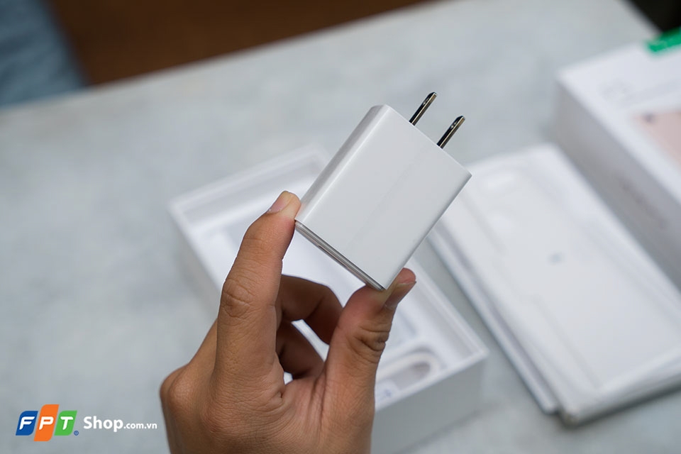 Mở hộp OPPO F5 Red bản 4GB RAM (Ành 11)