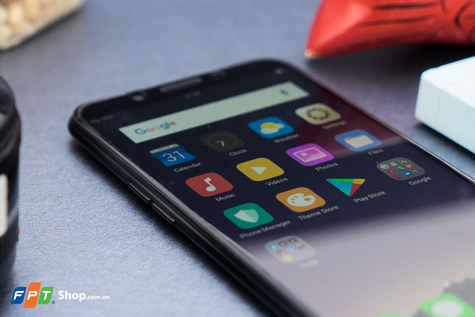 Mở hộp OPPO A83: Thiết kế nguyên khối, FullView (Ảnh 5) Mở hộp OPPO A83: Thiết kế nguyên khối, FullView (Ảnh 5)