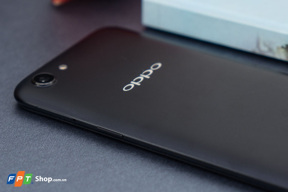 Mở hộp OPPO A83: Thiết kế nguyên khối, FullView (Ảnh 7) Mở hộp OPPO A83: Thiết kế nguyên khối, FullView (Ảnh 7)
