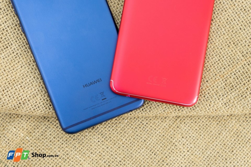 OPPO F5 Red và Huawei Nova 2i (Ảnh 13)
