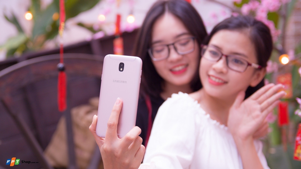 Galaxy J7 Pro hồng nữ tính, chiếc smartphone hấp dẫn (Ảnh 3) Galaxy J7 Pro hồng nữ tính, chiếc smartphone hấp dẫn (Ảnh 3)