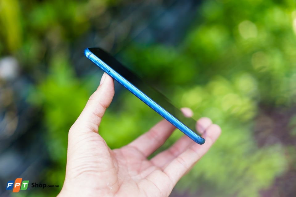Đập hộp Huawei Nova 3e Blue Klein - Bản thương mại (Ảnh 10)