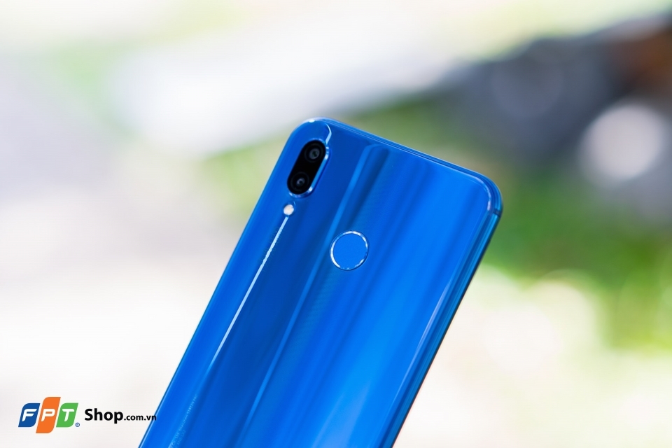 Trên tay Huawei Nova 3e phiên bản màu Klein Blue (Ảnh 4)
