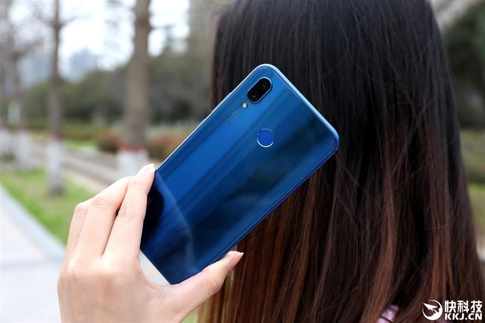 Trên tay Huawei Nova 3e, màn hình FullView tai thỏ (Ảnh 9)