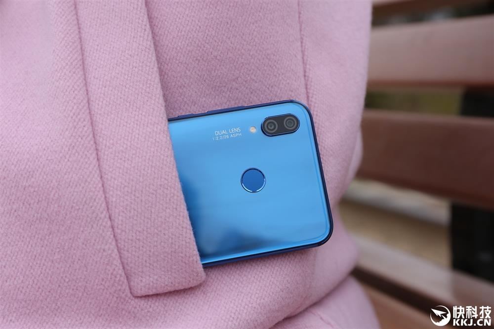 Trên tay Huawei Nova 3e, màn hình FullView tai thỏ (Ảnh 2)