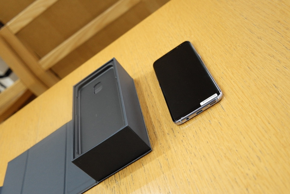 Mở hộp Samsung Galaxy S8 (Ảnh 9) Mở hộp Samsung Galaxy S8 (Ảnh 9)