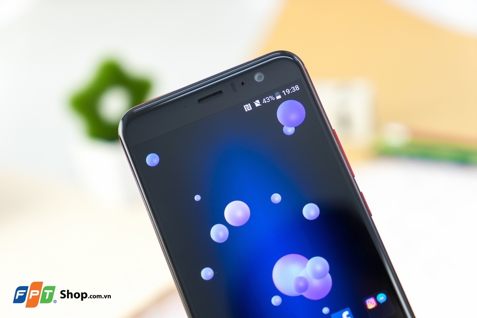 Mở hộp và trên tay nhanh HTC U11 Solar Red (Ảnh 4) Mở hộp và trên tay nhanh HTC U11 Solar Red (Ảnh 4)