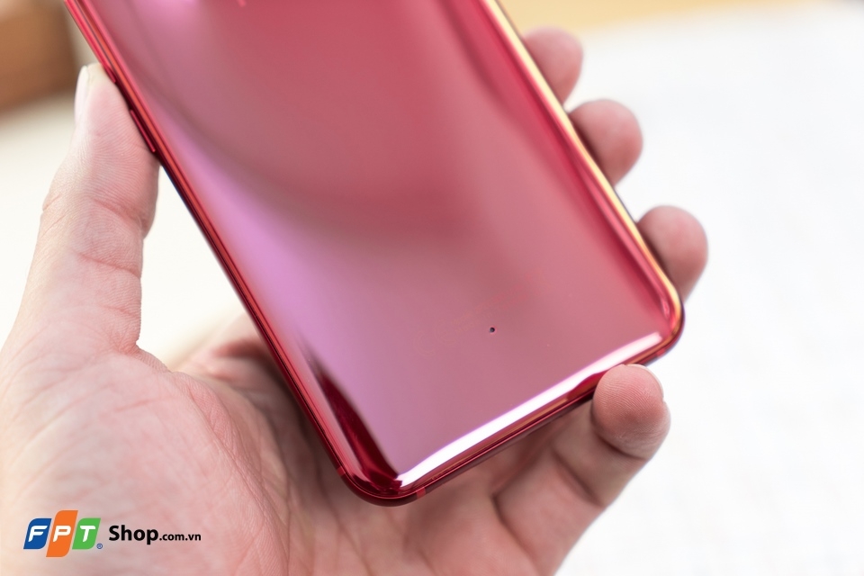 Mở hộp và trên tay nhanh HTC U11 Solar Red (Ảnh 7) Mở hộp và trên tay nhanh HTC U11 Solar Red (Ảnh 7)
