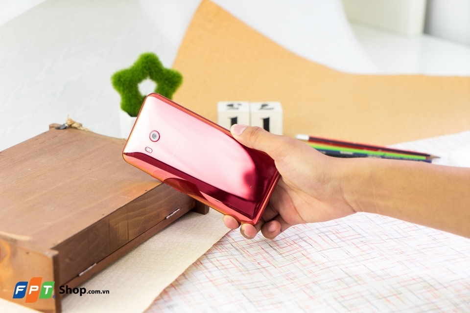 Mở hộp và trên tay nhanh HTC U11 Solar Red (Ảnh 10) Mở hộp và trên tay nhanh HTC U11 Solar Red (Ảnh 10)