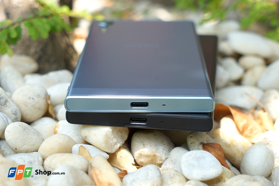 Cạnh dưới Xperia XZs Cạnh dưới Xperia XZs