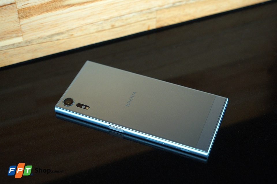 Xperia XZs Thiết kế: Kiểu dáng vuông vức cùng chất liệu Alkaleido độc đáo