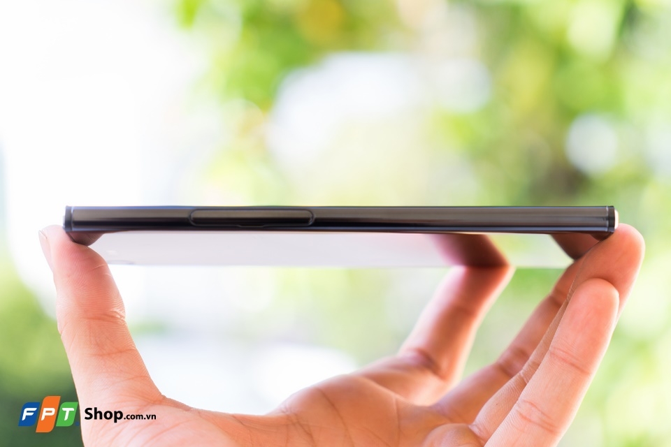 Trên tay Sony Xperia XZ Premium bản màu Deepsea Black (Ảnh 9)