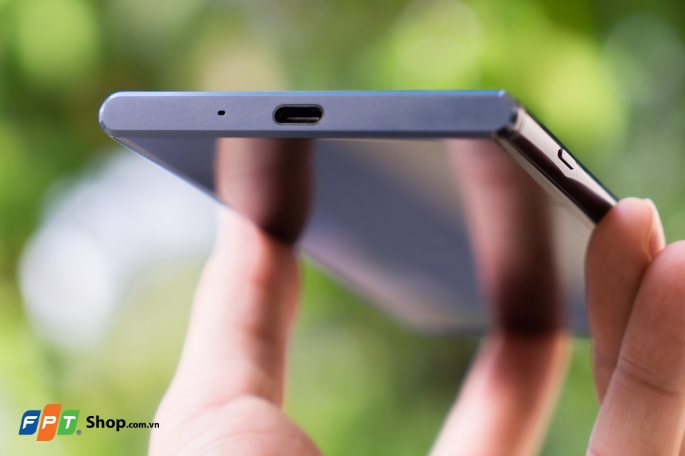 Trên tay Sony Xperia XZ Premium bản màu Deepsea Black (Ảnh 12)