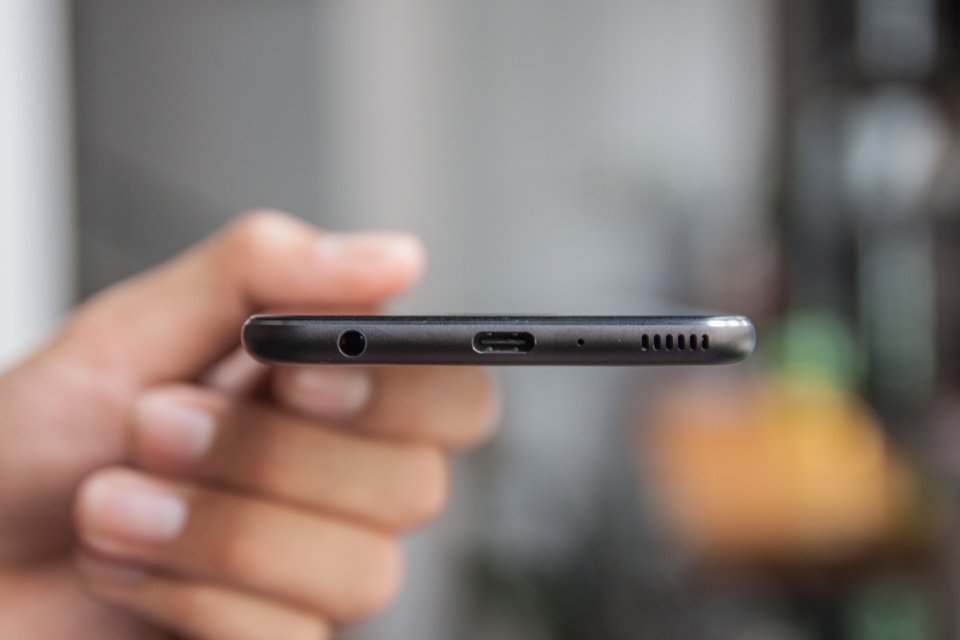 Cạnh dưới Huawei P10 Plus Cạnh dưới Huawei P10 Plus