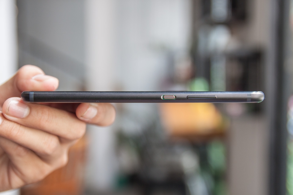 Cạnh phải Huawei P10 Plus Cạnh phải Huawei P10 Plus