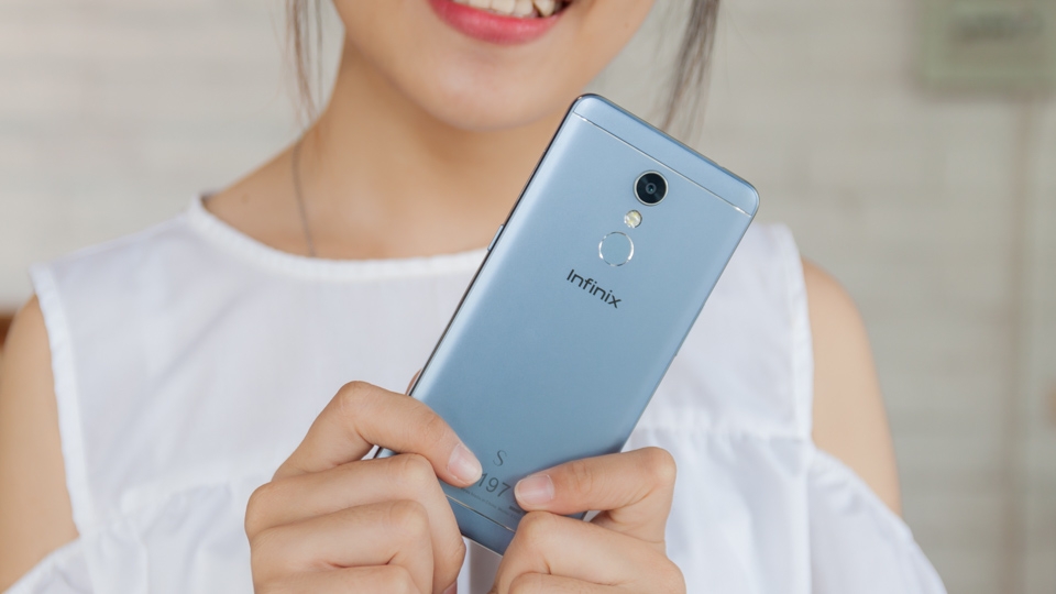 Mở hộp và trên tay Infinix S2: Camera selfie kép (Ảnh 14)
