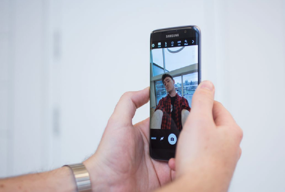 Camera selfie tốt hơn, hỗ trợ cảm biến quét mống mắt Camera selfie tốt hơn, hỗ trợ cảm biến quét mống mắt