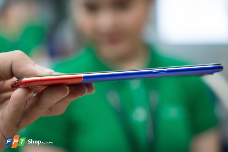 Cạnh phải của OPPO R11 Barcelona Cạnh phải của OPPO R11 Barcelona