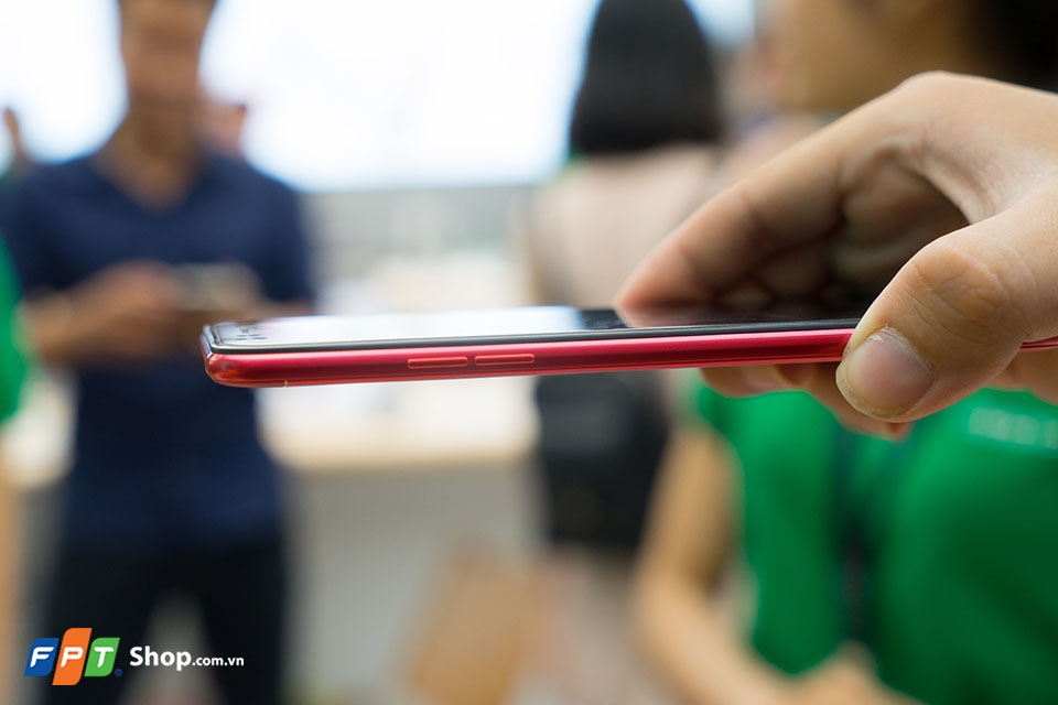 Cạnh trái của OPPO F3 Barcelona Cạnh trái của OPPO F3 Barcelona