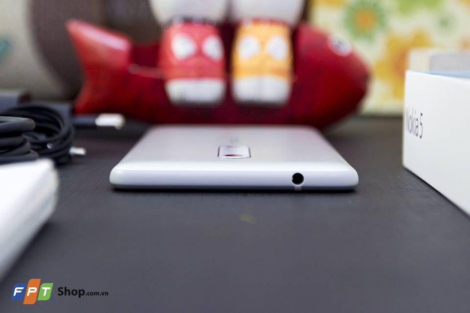 Cùng FPT Shop rrên tay Nokia 5 bản màu Silver (Ảnh 5)