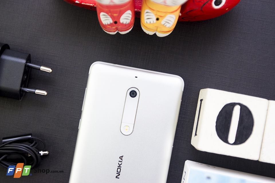 Cùng FPT Shop rrên tay Nokia 5 bản màu Silver (Ảnh 3)