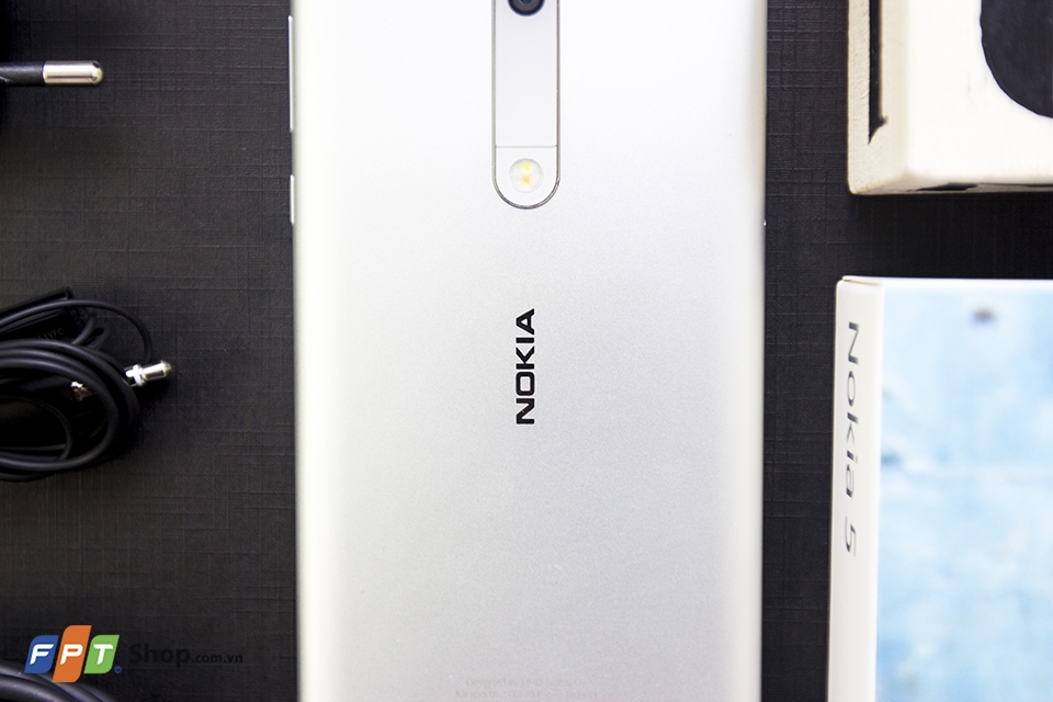 Cùng FPT Shop rrên tay Nokia 5 bản màu Silver (Ảnh 9)