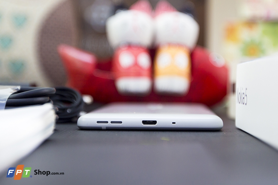 Cùng FPT Shop rrên tay Nokia 5 bản màu Silver (Ảnh 6)