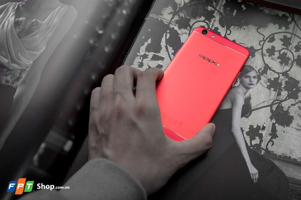 Mở hộp và trên tay nhanh OPPO F3 Red: Đỏ đam mê (Ảnh 4)