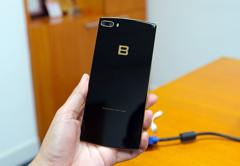 Trên tay Bphone 2017 phiên bản Gold: Đẹp và mạnh mẽ (Ảnh 1)