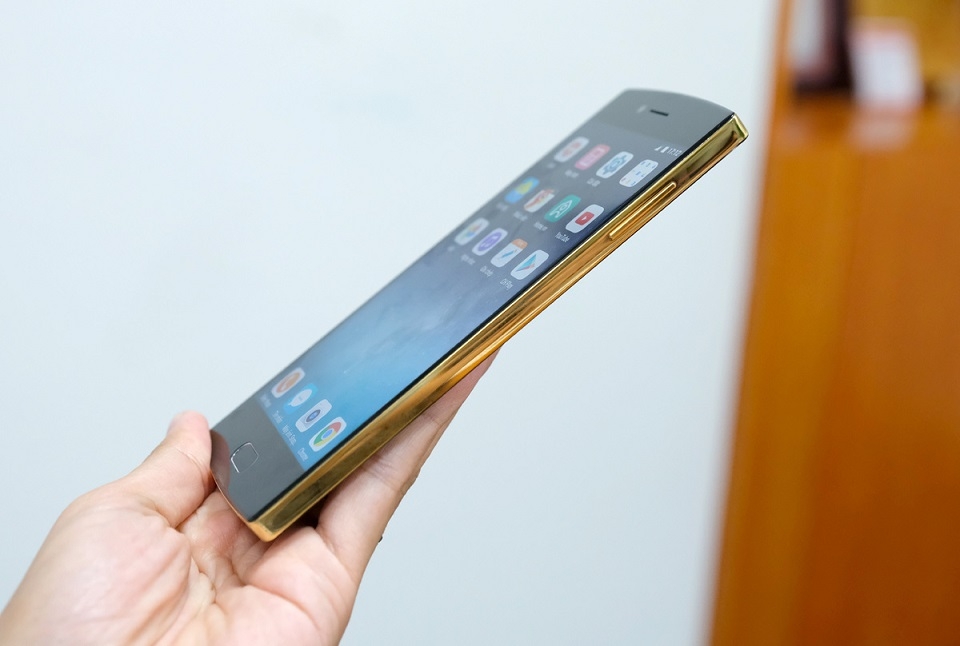 Trên tay Bphone 2017 phiên bản Gold: Đẹp và mạnh mẽ (Ảnh 6)