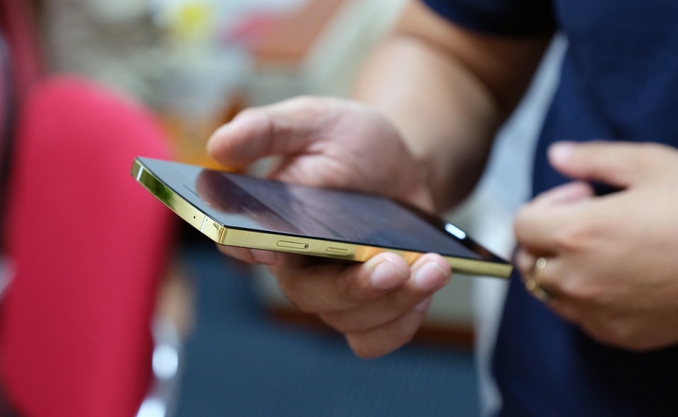 Trên tay Bphone 2017 phiên bản Gold: Đẹp và mạnh mẽ (Ảnh 9)