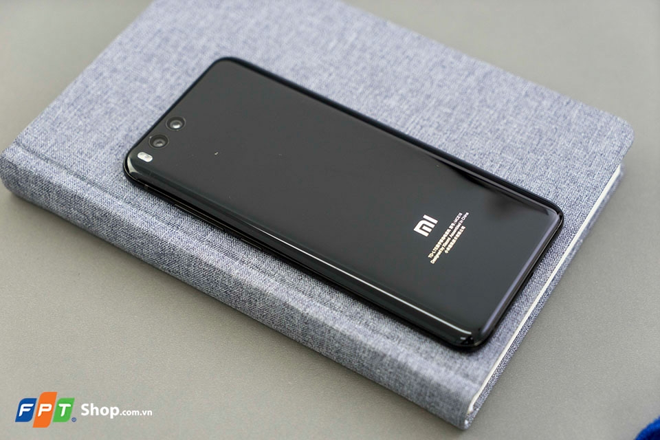 Trên tay Xiaomi Mi 6 màu Black: Thiết kế đẹp (Ảnh 1)