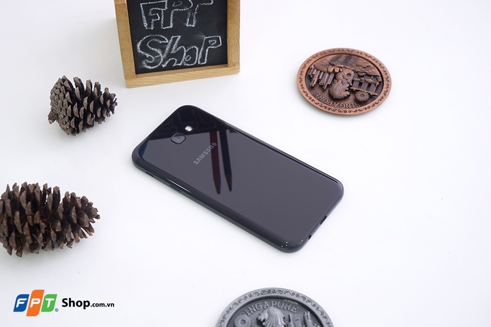 So sánh Galaxy A7 2017 hay Galaxy A9 Pro