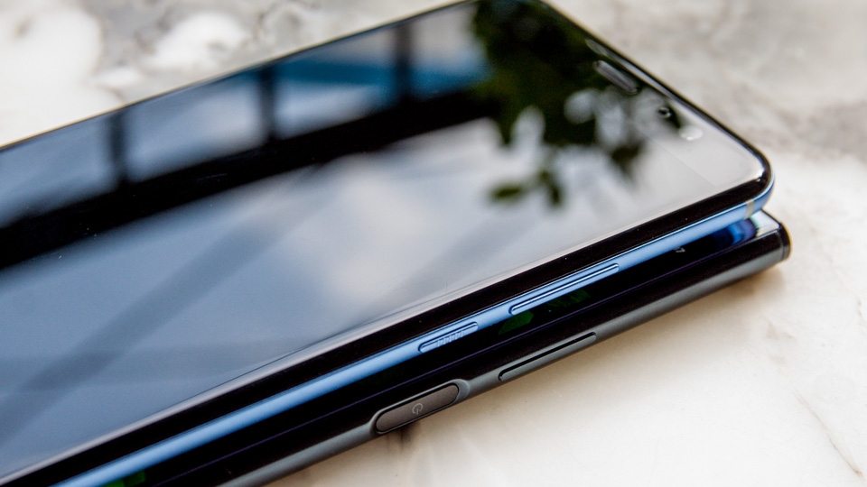 So sánh thiết kế Sony XZ Premium và HTC U11 (Ảnh 6)