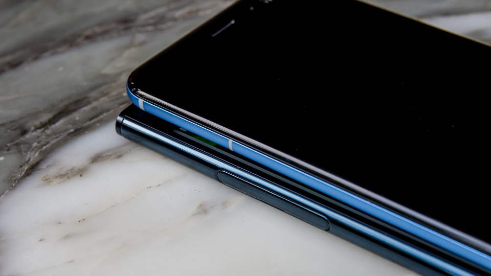 So sánh thiết kế Sony XZ Premium và HTC U11 (Ảnh 7)
