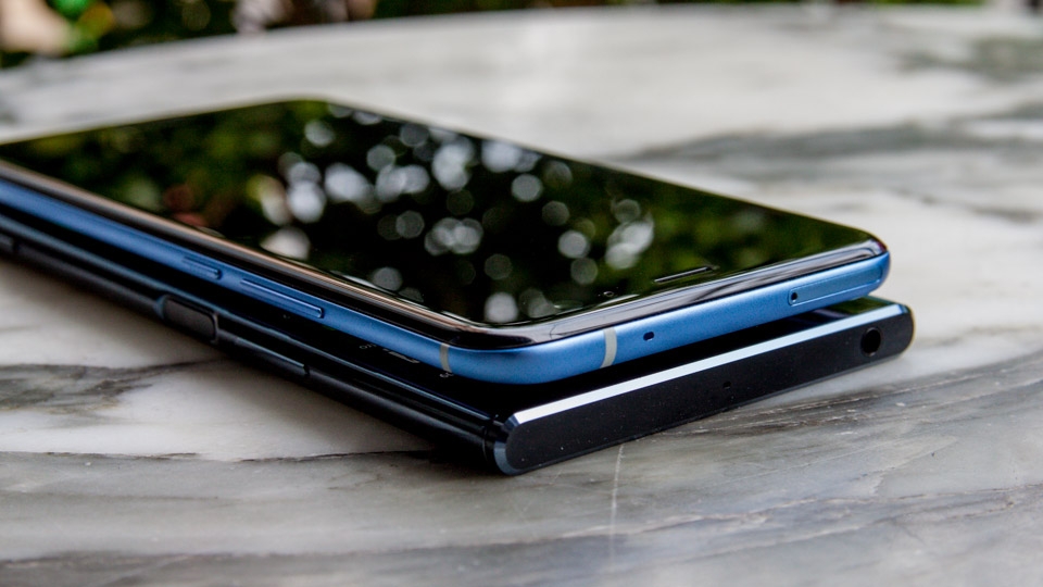 So sánh thiết kế Sony XZ Premium và HTC U11 (Ảnh 4)