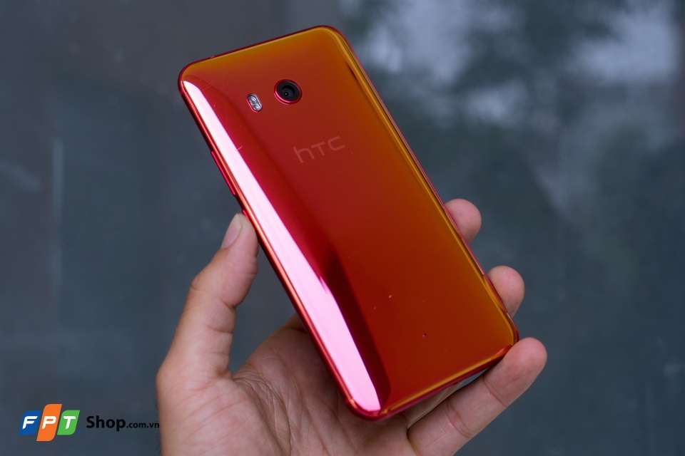 Khuấy động ngày hè cùng HTC U11 phiên bản Solar Red (Ảnh 2)