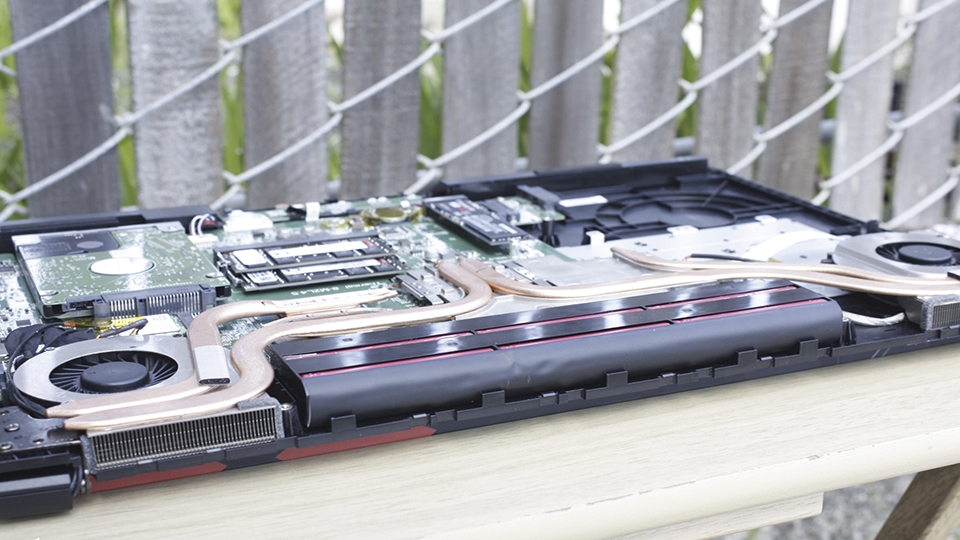 Quạt tản nhiệt của máy bên cạnh trái