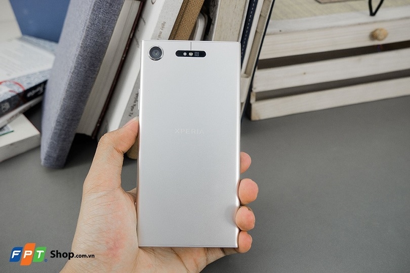 nên mua iPhone 7 Plus cũ hay Sony XZ1 mới