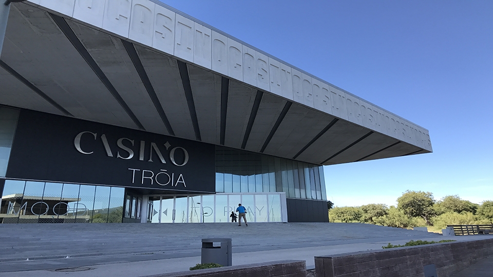so sánh camera XZ Premium và iPhone 7 Plus