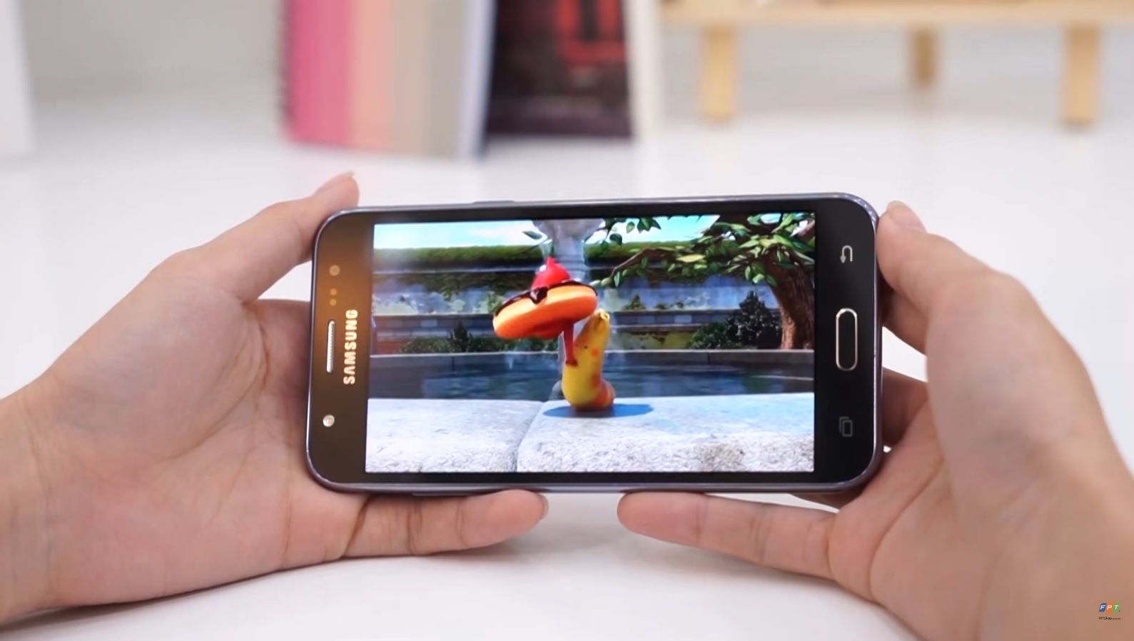 Mặt trước là mình màn 5 inch độ phân giải HD