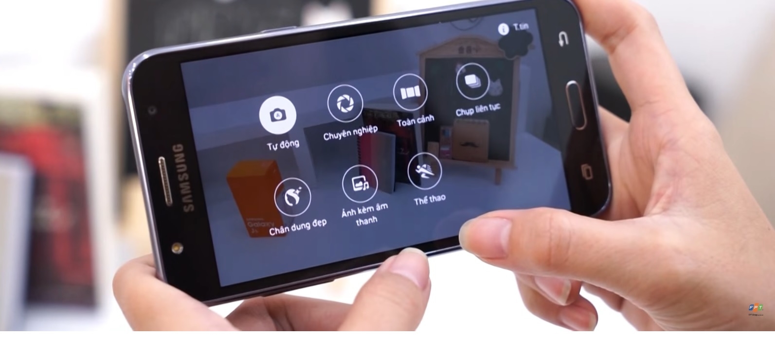 Bộ đôi camera trước sau lần lượt là 5MP và 13MP