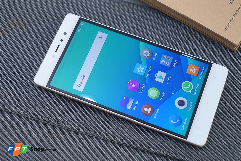 Mặt trước là màn hình 5.5 inch FullHD sử dụng tấm nền IPS