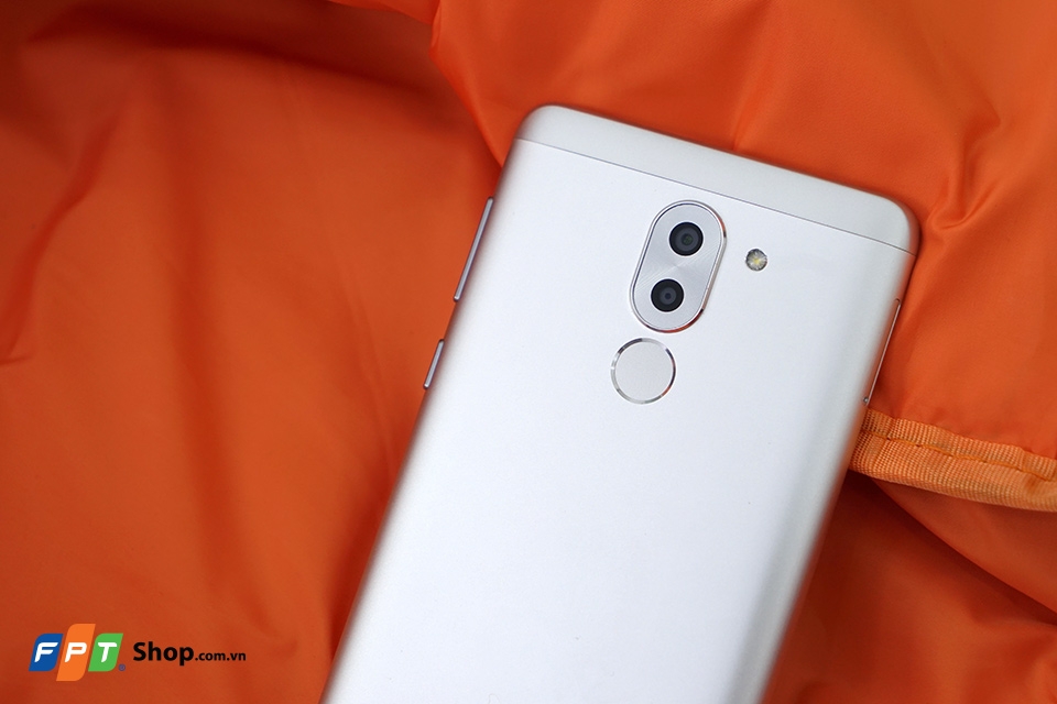 Huawei GR5 2017 có thiết kế bo cong khá mạnh ở mặt lưng cho cảm giác cầm nắm rất thoải mái