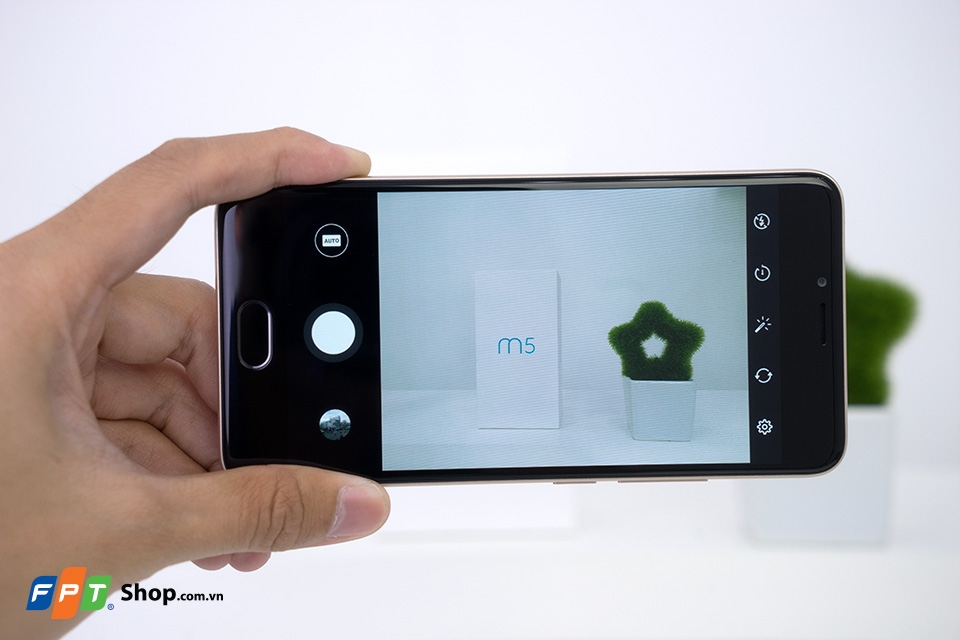 Bộ đôi camera trước sau lân lượt là 5MP/13MP hỗ trợ nhiều chế độ chụp khác nhau Bộ đôi camera trước sau lân lượt là 5MP/13MP hỗ trợ nhiều chế độ chụp khác nhau