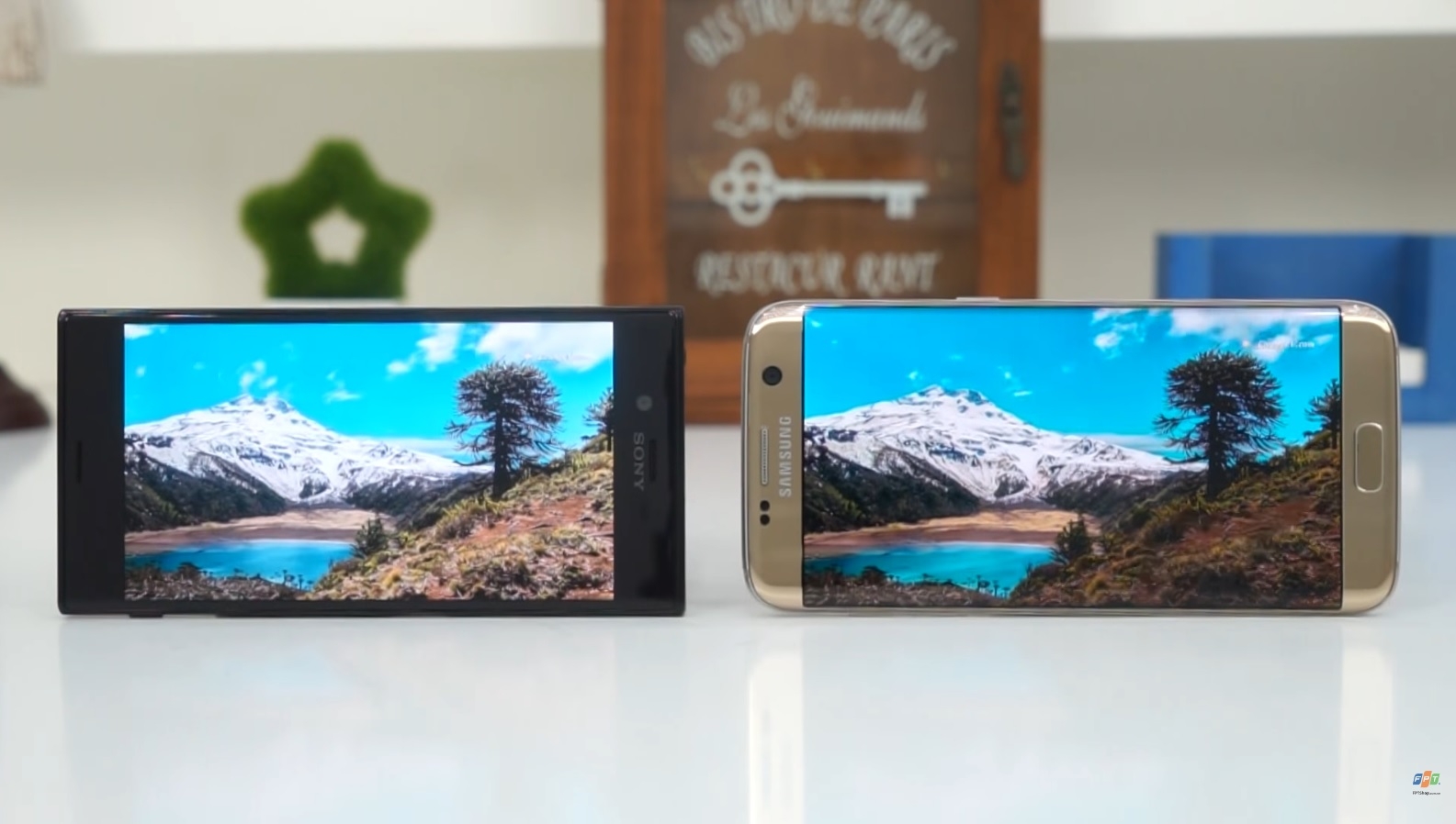 Cả Xperia XZ và Galaxy S7 Edge đều sở hữu màn hình hiển thị chất lượng, sắc nét