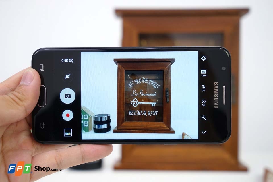 Galaxy J5 Prime có lợi thế về camera sau khi sở hữu khẩu độ F/1.9 giúp thu sáng tốt hơn Galaxy J5 Prime có lợi thế về camera sau khi sở hữu khẩu độ F/1.9 giúp thu sáng tốt hơn