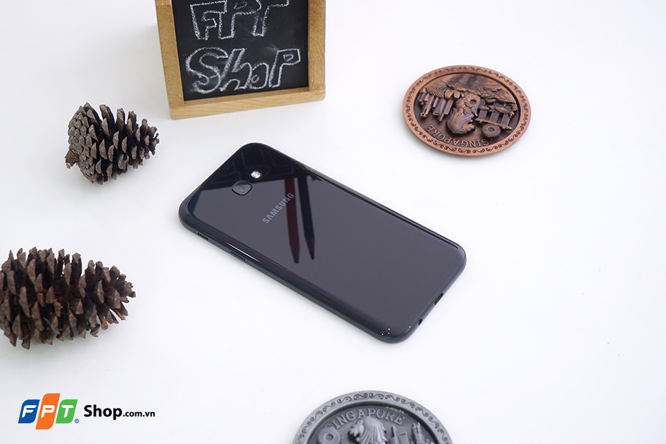 A7 2017 sở hữu thiết kế khá nữ tính với các góc và cạnh bo cong mạnh A7 2017 sở hữu thiết kế khá nữ tính với các góc và cạnh bo cong mạnh