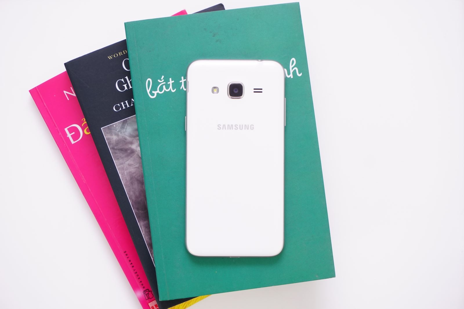 Samsung Galaxy J3 đươc làm từ nhựa giả kim loại, hiện đại và đẹp mắt